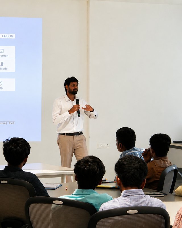 R Commerce mentor presenting at the screen to a workshop room